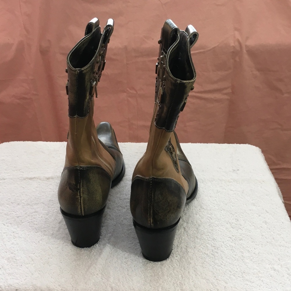 Elegant Black and Tan Heeled Boots - Picture 2 of 4